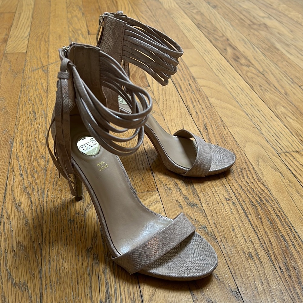 Leather heels with tassel